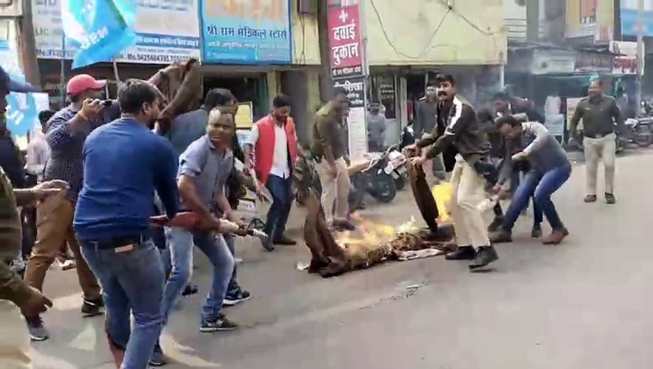 एनएसयूआई कार्यकर्ताओं ने फूंका केंद्र सरकार का पुतला
