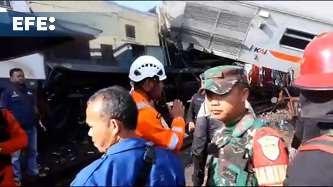 Al menos tres muertos y 28 heridos al colisionar dos trenes en el oeste de Indonesia
