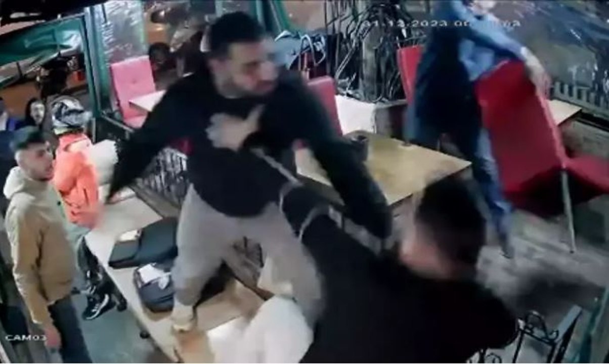 Park yeri tartışmasında iş yeri sahibine silah doğrultup darbettiler