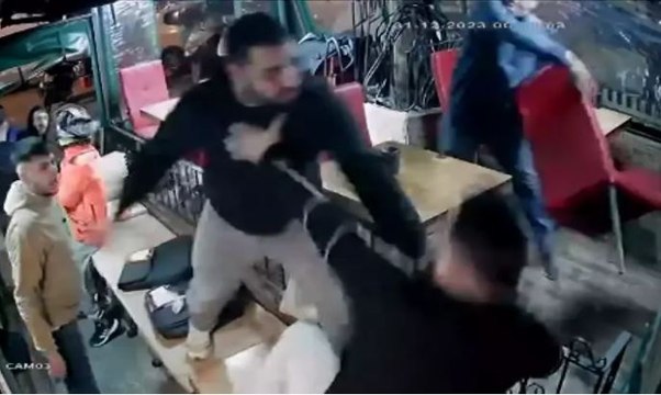 Park yeri tartışmasında iş yeri sahibine silah doğrultup darbettiler