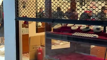 Girdikleri kuyumcudan 500 bin TLlik altın çaldılar