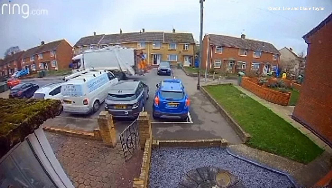 Bin lorry knocks over lamppost