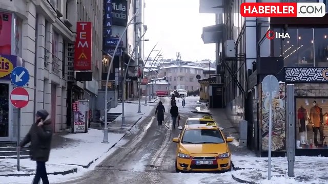 Erzurum'da kar yağışı şehri beyaza bürüdü