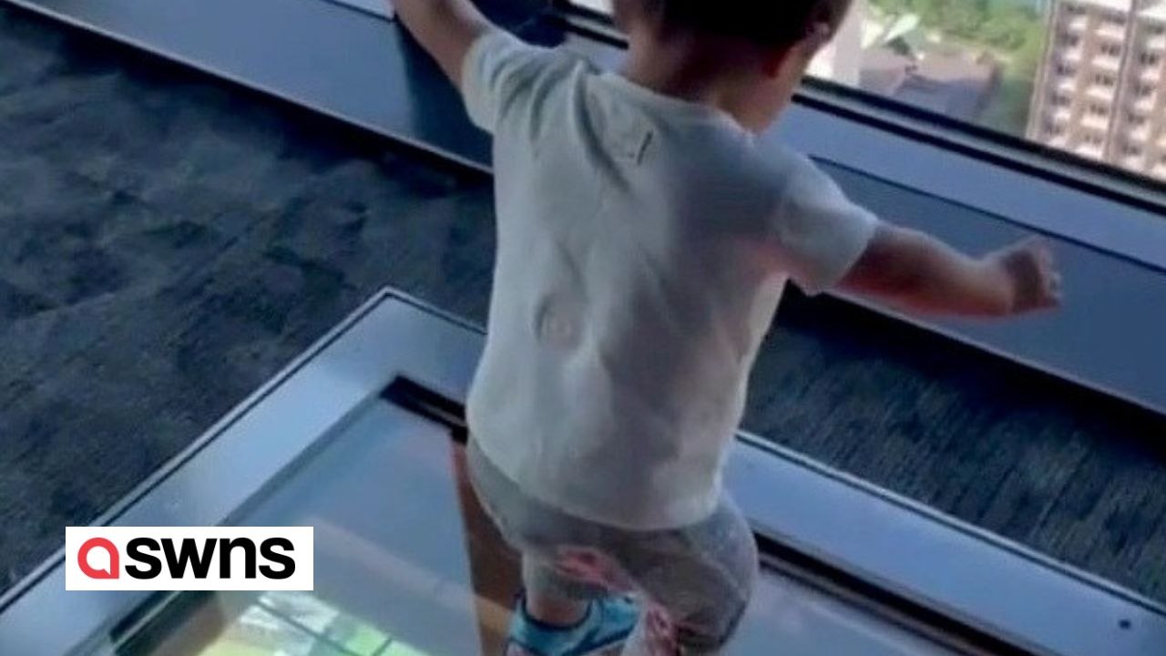Komischer Moment, in dem ein japanisches Kleinkind auf eine Aussichtsplattform mit Glasboden reagiert
