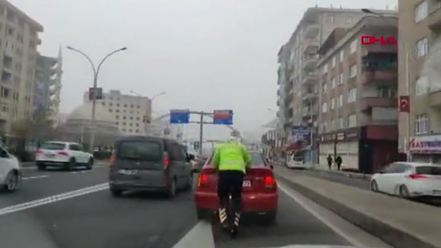 Trafik polisi, yakıtı biten otomobili iterek benzinliğe götürdü