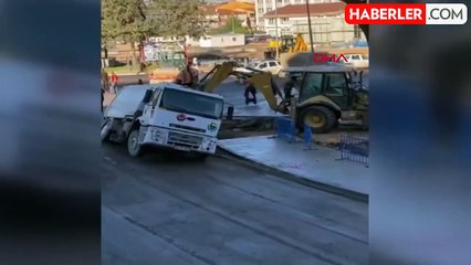 İnegöl'de asfalt çalışması sırasında çöken yola düşen kamyon kurtarıldı