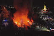 Vasto incendio a Firenze, le fiamme e lo spegnimento: le immagini - Video