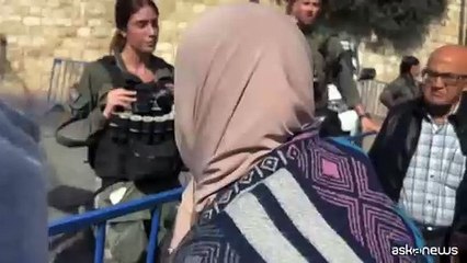 Gerusalemme, lunga fila al posto di blocco per la Moschea di Al-Aqsa