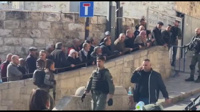 Gerusalemme, lunga fila al posto di blocco per la Moschea di Al-Aqsa
