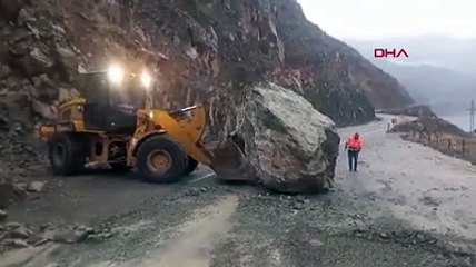 Artvin'de bir heyelan daha! Dev kaya yola düştü