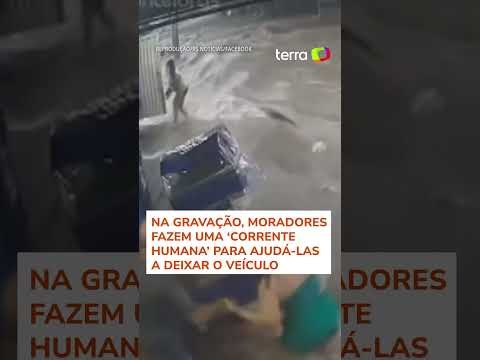 Mulher e criança são arrastadas por enxurrada durante resgate em Campinas (SP) #shorts