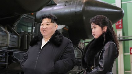 김정은, ICBM '화성-18형' 발사대 공장 시찰...딸 주애 동행 / YTN
