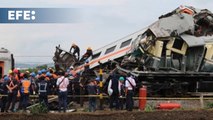 Rescatistas buscan a víctimas tras el choque de dos trenes de pasajeros en Indonesia