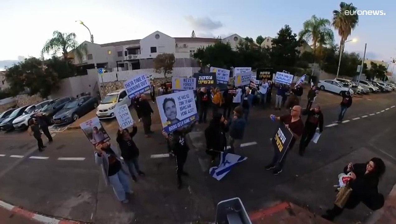 من أمام منزل الوزير غانتس.. أهالي الرهائن الإسرائيليين يطالبون بعقد صفقة تبادل "قبل فوات الأوان"