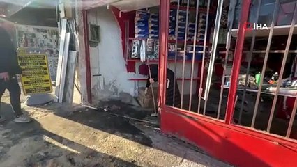 Bursa’da kontrolden çıkan otomobilin dükkana daldığı anlar kamerada