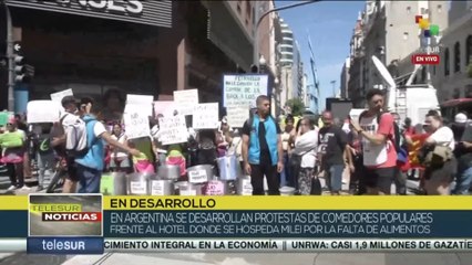 Argentinos protestan frente al hotel donde se hospeda el presidente Milei