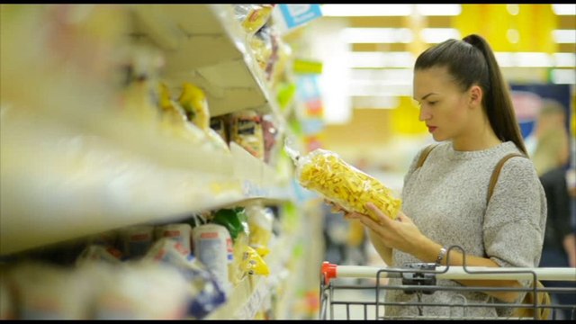 Istat: nel 2023 rallenta l'inflazione ma prezzi dell'alimentare alti