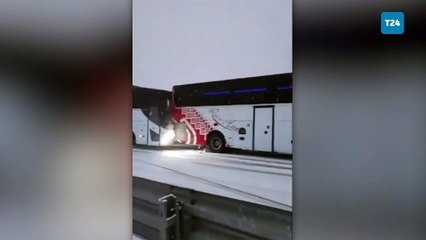 Kars'ta iki otobüsün karıştığı zincirleme trafik kazası kamerada