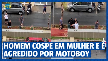Homem cospe no rosto de mulher e é agredido por motoboy