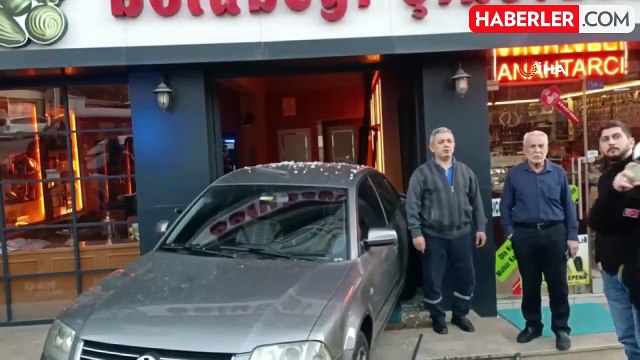Park halinde freni boşalan otomobil, dükkana daldı... O anlar kamerada