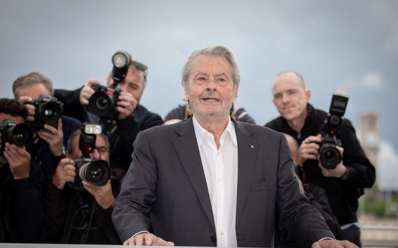 Plaintes, accusations, abus de faiblesse... Ce qui déchire la famille Delon