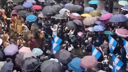 La llegada de los Reyes Magos a Pamplona entre paraguas