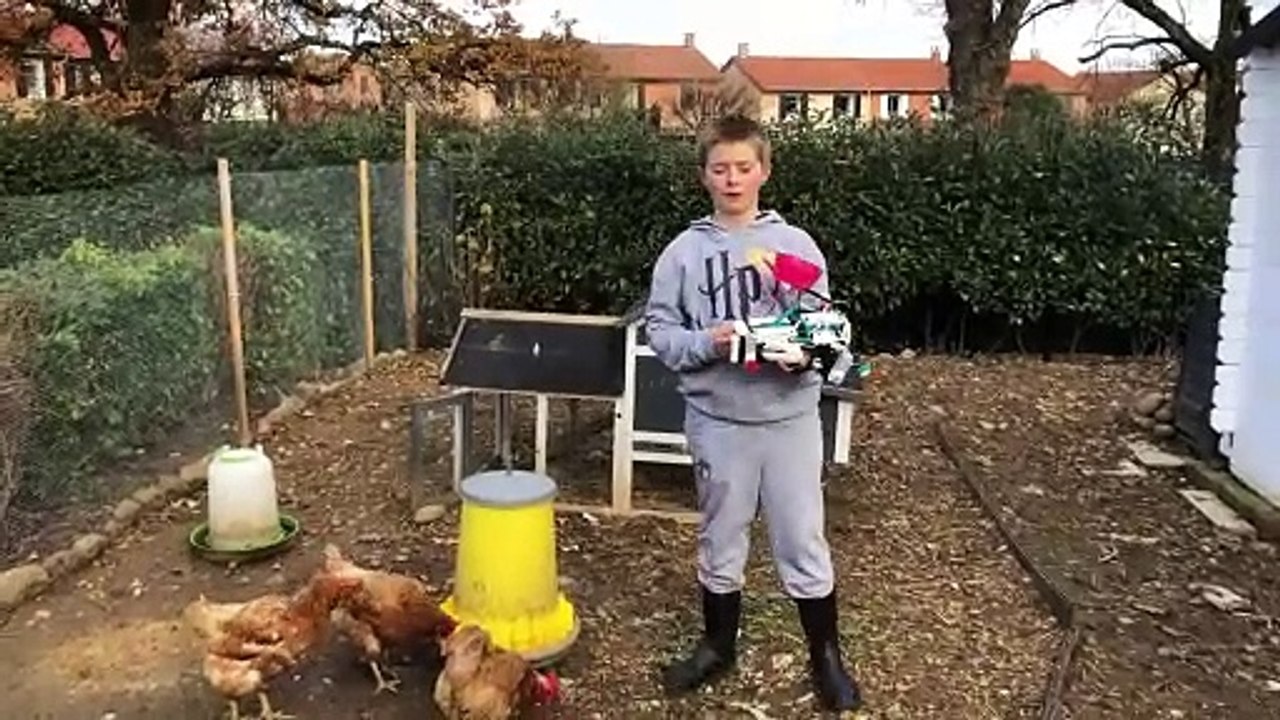 Timéo_LISTELLO Le nourissa poules