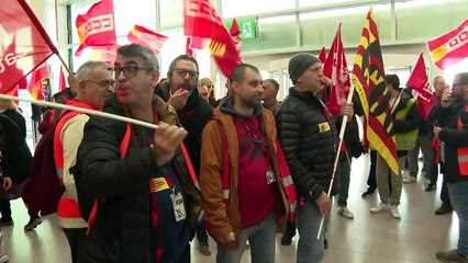 150 trabajadores del 'handling' de Iberia se manifiestan en el aeropuerto de Barcelona en plena huelga