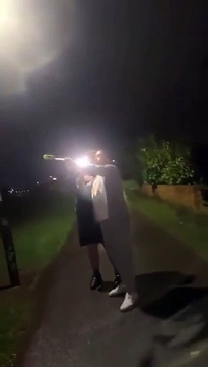 Drole de façon de lancer un feu d'artifice...