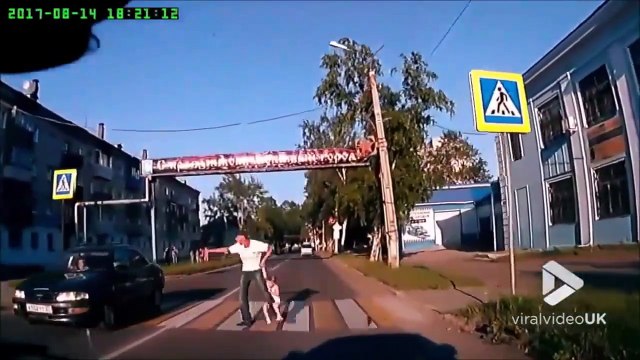 Ce papa sauve sa fille de justesse au passage piéton