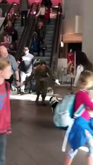 Ce chien qui retrouve sa maitresse après 1 an dans l'armée est tellement heureux