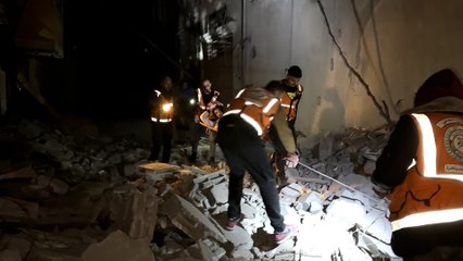 محاولات انتشال ضحايا من تحت أنقاض أحد الأبراج في مخيم النصيرات