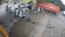 Caminhão desgovernado atinge clientes em posto de gasolina em SC