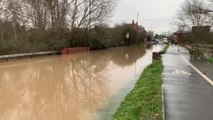 الفيضانات تجبر مئات البريطانيين على مغادرة منازلهم