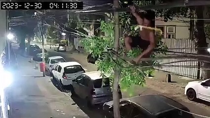 Delincuente cae al piso en medio de un intento de robo de cables