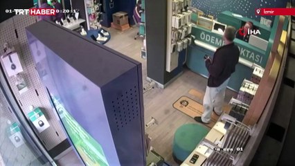 Kamyonetin yayalara çarpıp iş yerine girdiği anlar kamerada