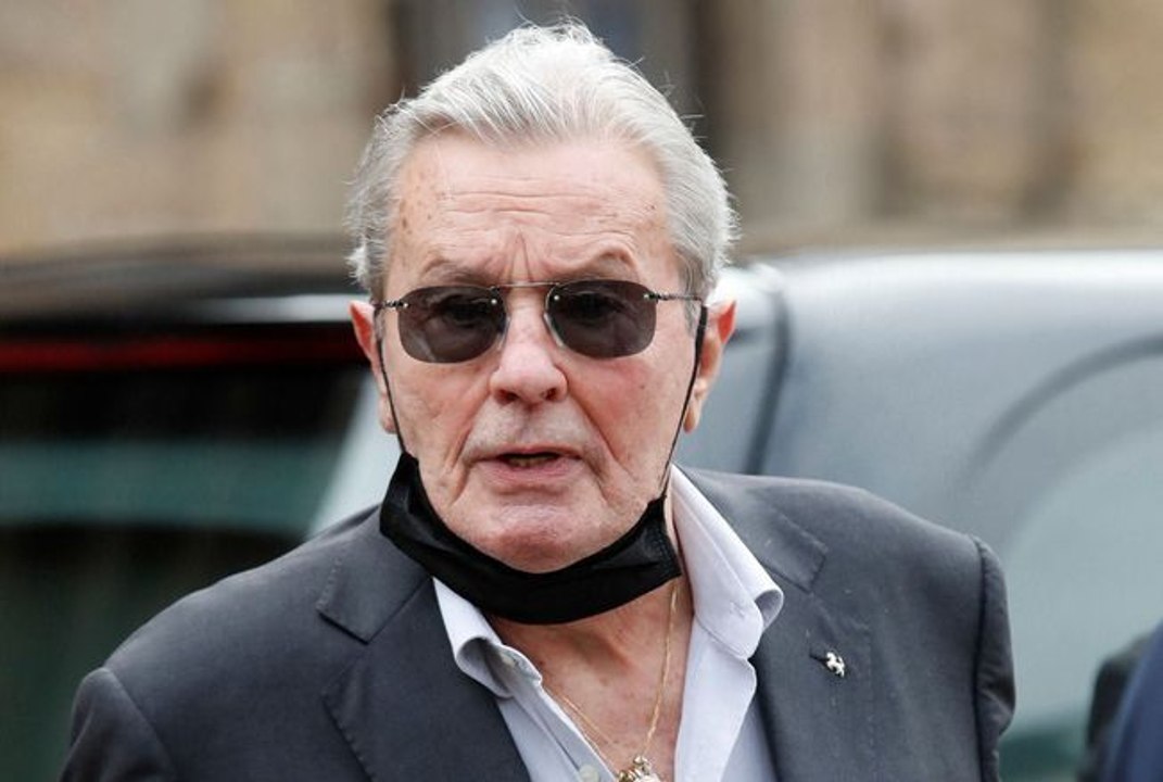 Alain Delon : « Affaibli, diminué, il ne va pas bien, Dieu seul sait le temps qui lui est imparti »… Inquiétudes autour de son état de santé