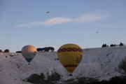 Pamukkale'de adrenalin doruğa çıktı! Sıcak hava balonundan paraşütle atladılar