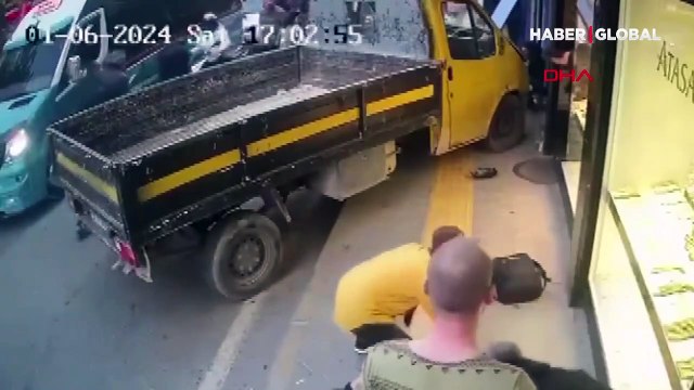 İzmir'deki feci kaza anbean kamerada! Yayalara çarpan kamyonet iş yerine daldı 