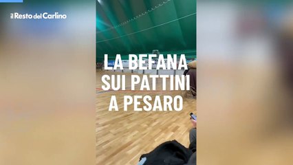 La Befana sui pattini a Pesaro, il video