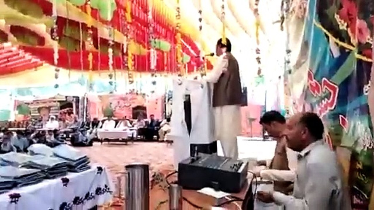 سر_محمد_شفیق_سے_پیارے_انداز_میں_ہدیہ_نعت_پیش_کرتے_ہوئے_