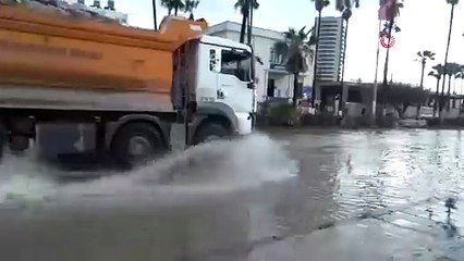 Hatay’da yağış hayatı olumsuz etkiledi, vatandaşlar paçaları sıvadı!