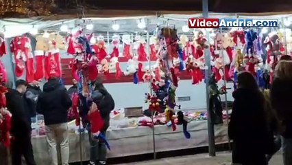 Descargar video: Epifania ad Andria: in piazza Catuma anche i mercatini tra calze della Befana e orsacchiotti giganti