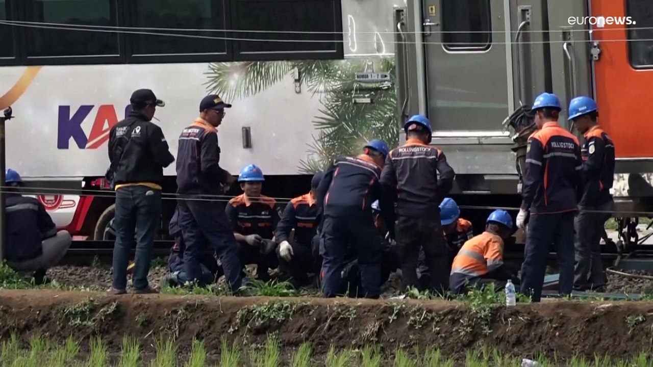 شاهد: أربعة قتلى وعشرات الجرحى في حادث تصادم قط...