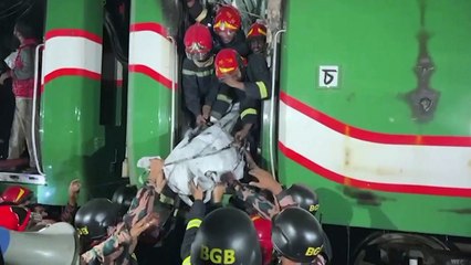 Suspeita de 'sabotagem' em incêndio mortal com trem de passageiros em Bangladesh