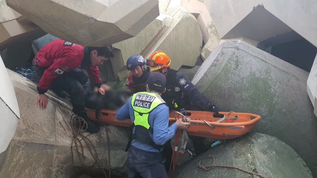 포항 양포항 테트라포드 사이로 빠진 70대 남성 구조 / YTN