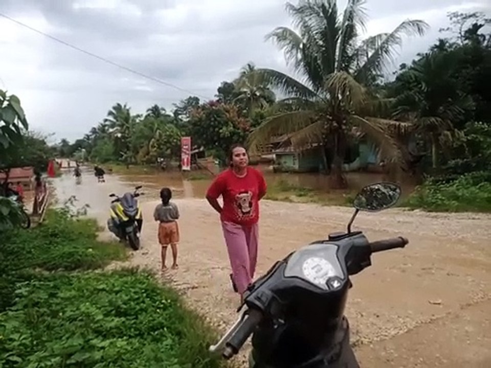 Jalan Desa Cenaku Kecil Tergenang Banjir