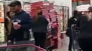 ¡Se aferró! Mujer intenta acaparar más de 50 roscas de reyes de un Costo en Tijuana y clientes se las quitan
