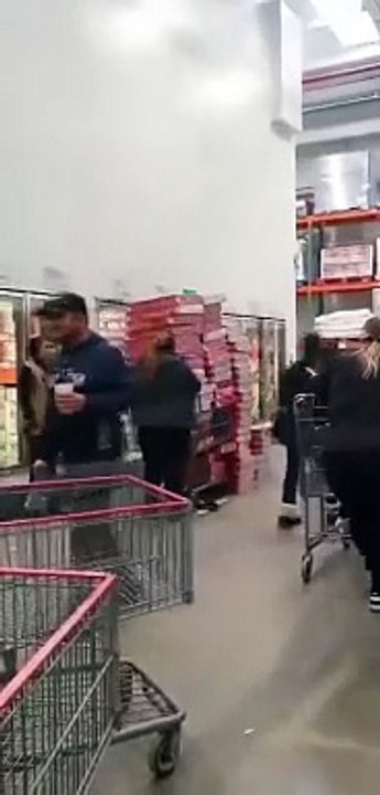 ¡Se aferró! Mujer intenta acaparar más de 50 roscas de reyes de un Costo en Tijuana y clientes se las quitan