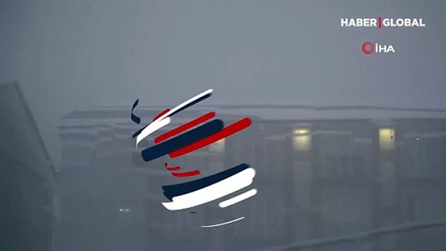 Binanın çatısındaki karlar şelale gibi aktı